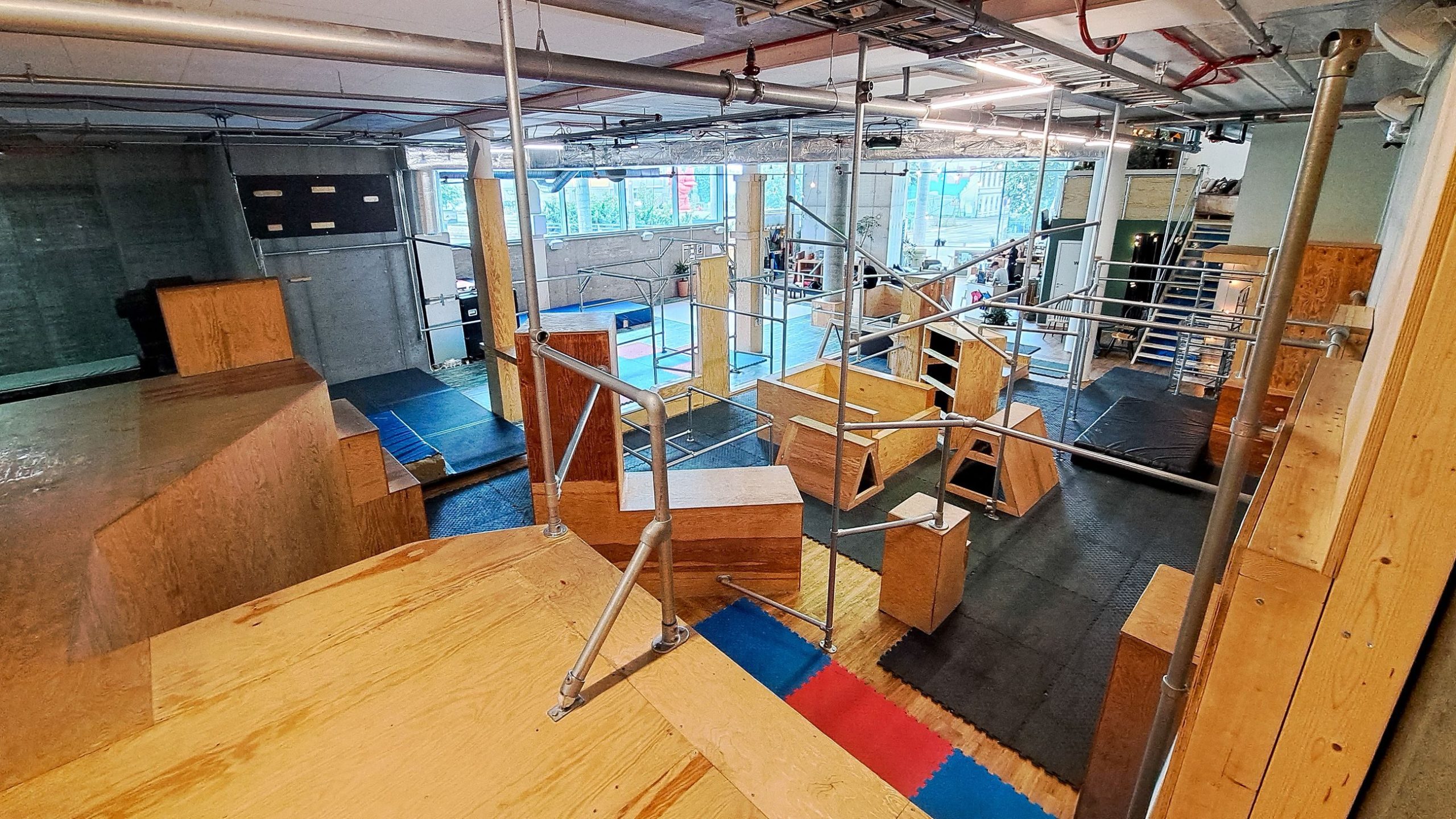 Kasser og stenger inne på Oslo Parkour Park.