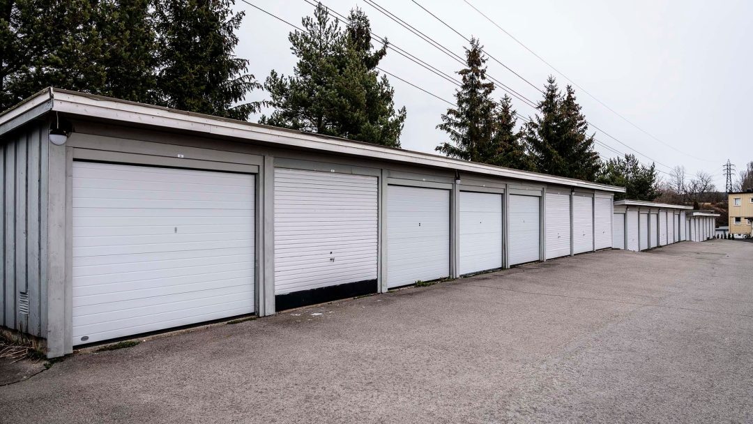 rekke med garasjer som har fått infrastruktur for ladeplasser