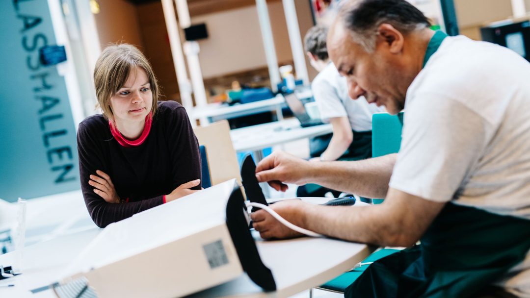 Fiksefest mann reparerer