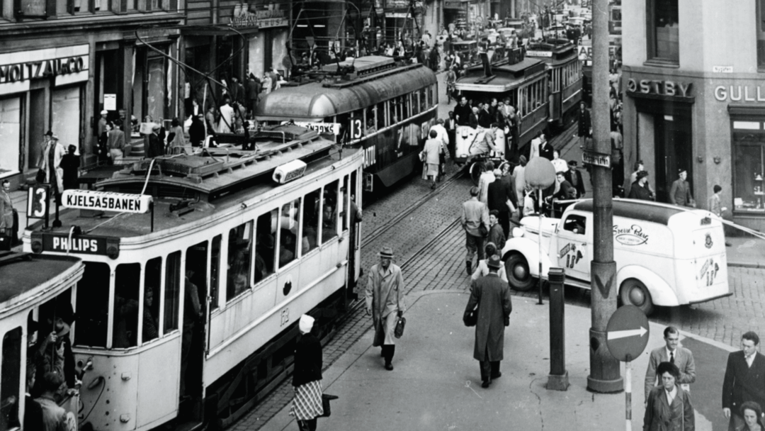 Eldre bilde av Oslo, trikk kjører gjennom byen