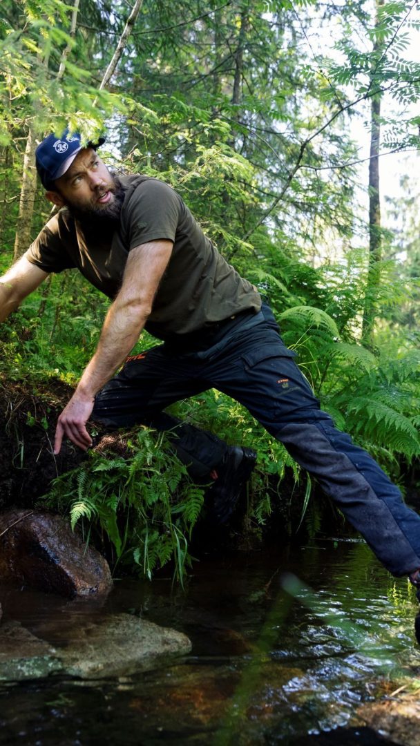 Skogforvalter i Bymiljøetaten, Esben Kirk Hansen peker ned for å vise hvordan trestokken ligger.