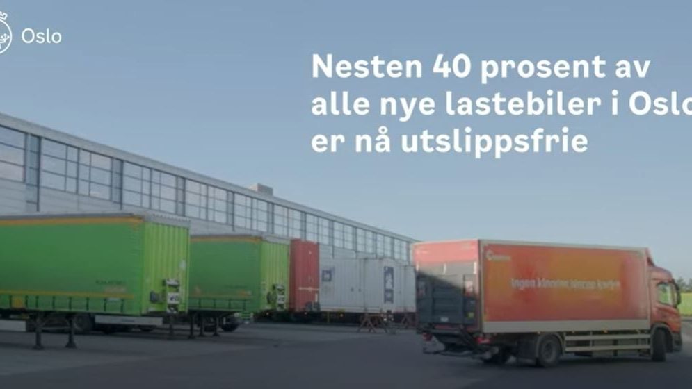 Lastebiler stilte opp foran et lager, og fremhever at nesten 40 % av nye fraktbiler i Oslo nå er utslippsfrie, som nevnt i norsk tekst.