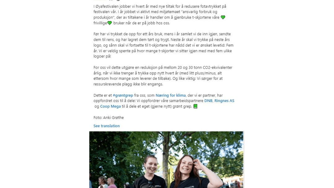 To kvinner som smiler og står utendørs på en festival, omgitt av trær og en levende folkemengde. En kvinne har på seg en svart t-skjorte med Grønt grep-logoen, som perfekt fanger den livlige atmosfæren til bærekraftig feiring.