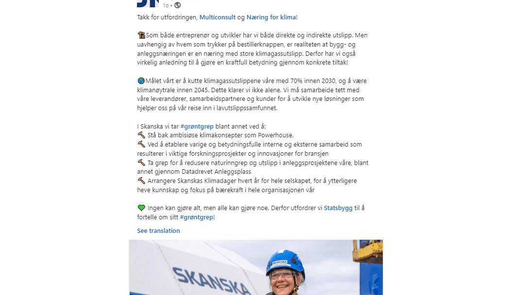 En smilende person i anleggsutstyr står foran et Skanska-merket bygg. Den norske teksten fremhever Grønt grep-initiativer, med vekt på klimainnsats og samarbeidsprosjekter.