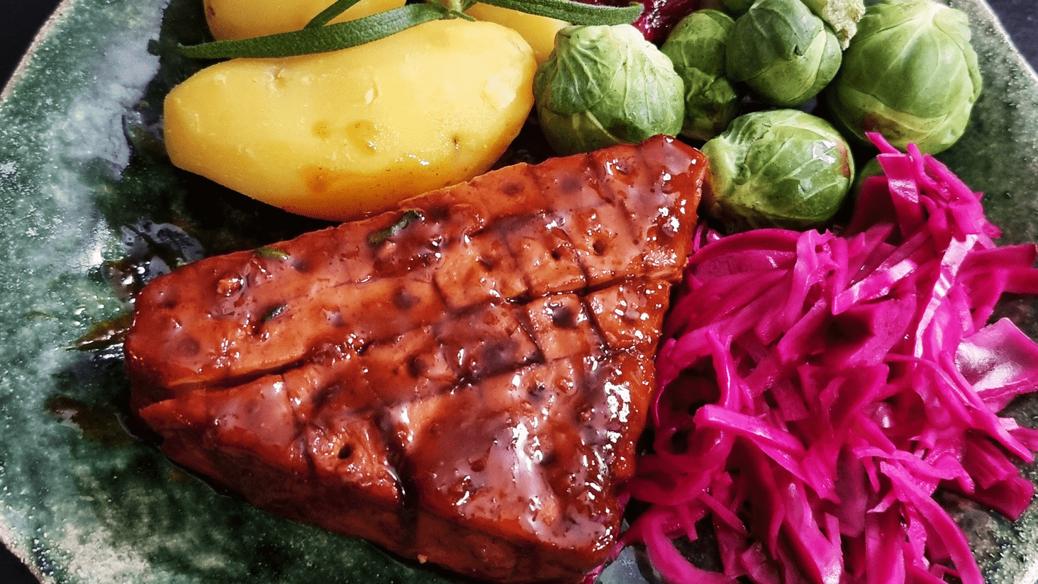 En festlig grønn rett med juleretter uten kjøtt: glasert seitan, kokte poteter, rosenkål og rødkål.