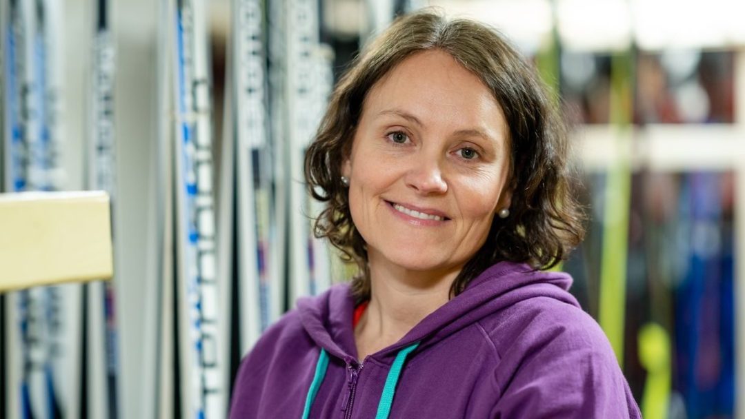 Portrettbilde av kvinne med brunt halvlangt hår.