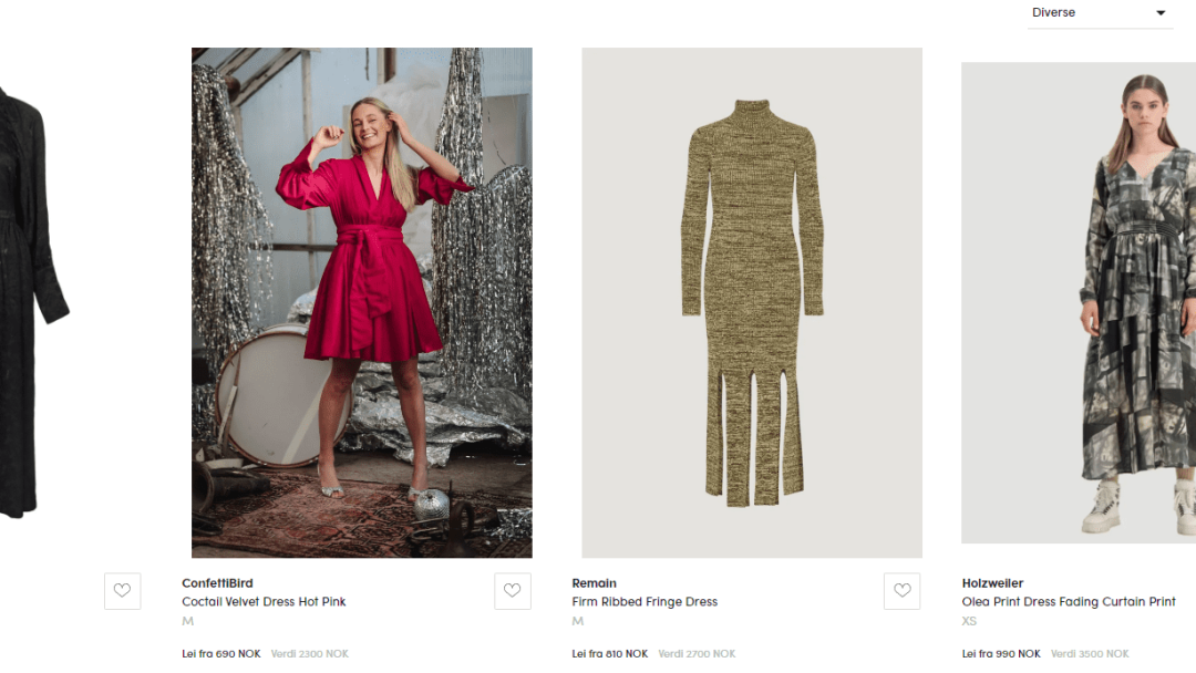 Utforsk vår eksklusive kleskolleksjon som er tilgjengelig for leie: en tidløs svart kjole, en livlig varm rosa fløyelskjole med et bånd, en elegant gullribbete frynsekjole og en elegant kjole med grått trykk. Perfekte valg for enhver anledning, og byr på eleganse ved hver sving.