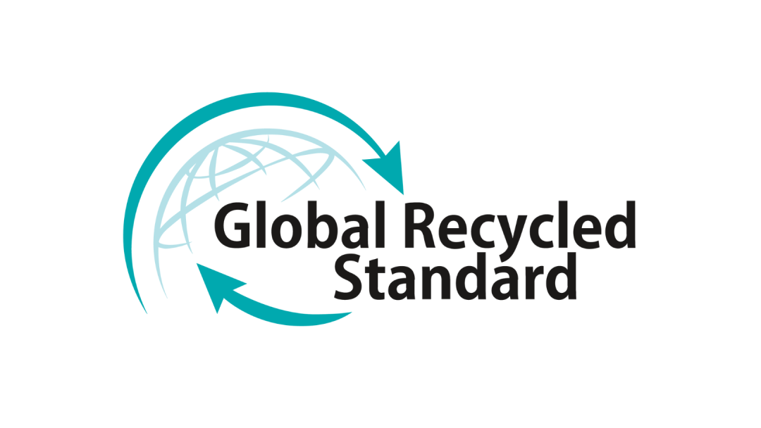 Logo for Global Recycled Standard med blå piler som omkranser en globus og tekst i svart.