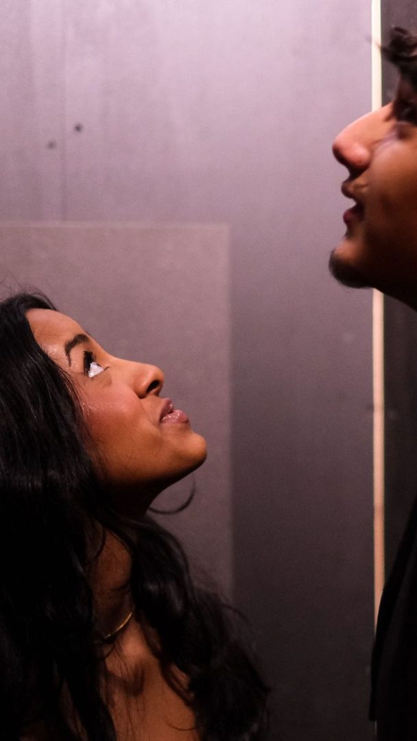 I det svakt opplyste rommet i Klimahuset stirrer en kvinne med langt mørkt hår opp på en mann med ansiktshår.