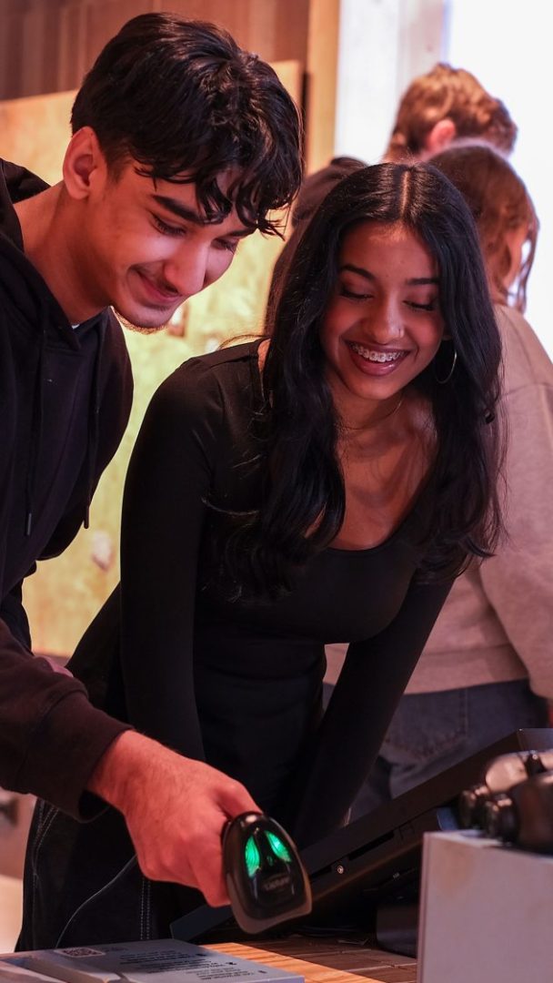 to ungdommer holder i en håndholdt skanner