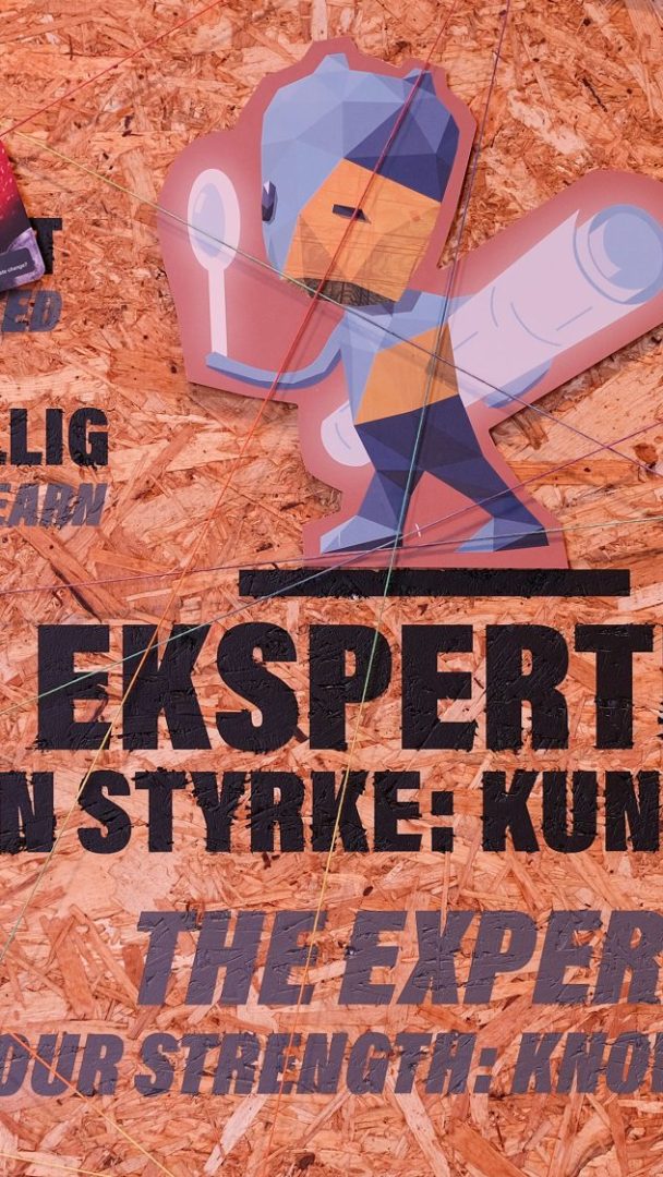Illustrasjon av en karakter som holder et forstørrelsesglass på en strukturert bakgrunn med tekst: EKSPERT. Din styrke: Kunnskap. EKSPERTEN. Din styrke: Kunnskap. Inspirert av Klimahuset inviterer det deg til å utforske dybden av forståelse og oppdagelse.