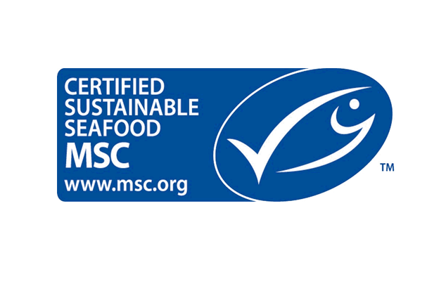 Blå etikett med hvit hake og fiskeform, med teksten: Certified Sustainable Seafood MSC www.msc.org.