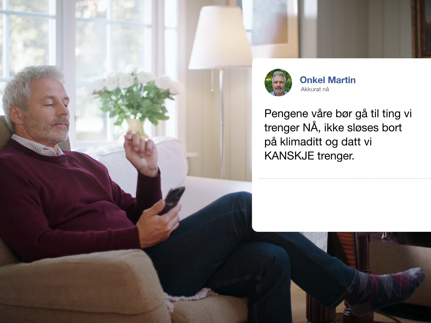 En eldre mann med skjegg slapper av i en stol og holder en smarttelefon. En snakkeboble på norsk råder til å bruke penger på umiddelbare behov, som essensielle klimatiltak, fremfor spekulative fremtidige behov.