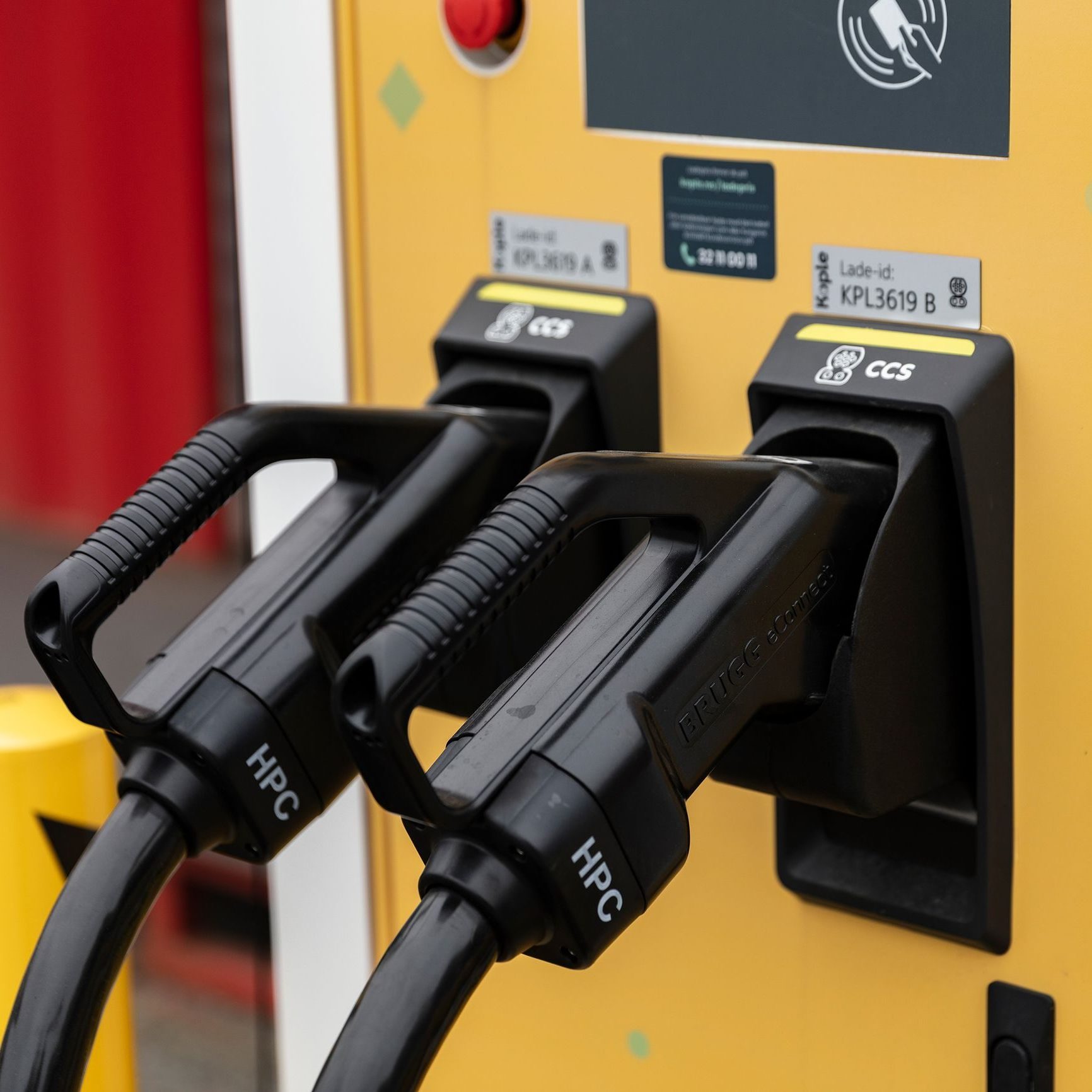 To HPC-ladekontakter for elektriske kjøretøy er koblet til en hurtiglader-ladestasjon, ideell for tungtransportbehov.