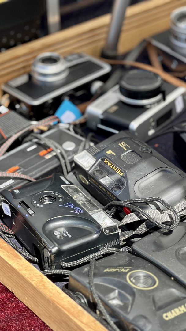 En skattejakt venter i en treboks, og avslører en samling vintagekameraer fra forskjellige anerkjente merker og modeller.