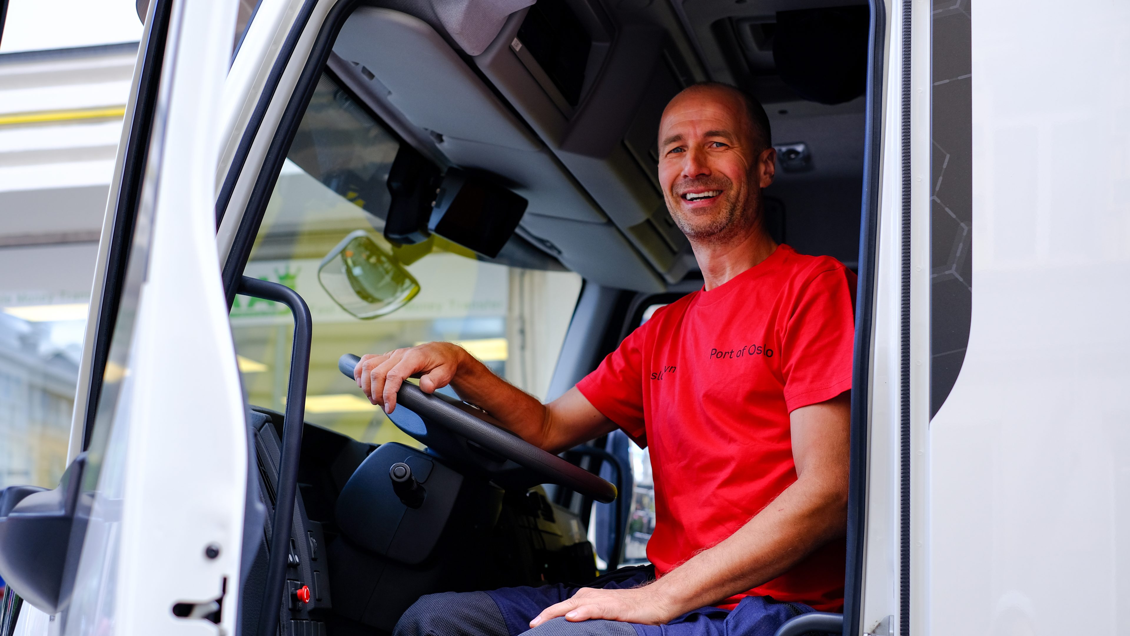 Miroslav Dymun, sjåfør i Oslo Havn som kjører el-lastebil i Pride-paraden.