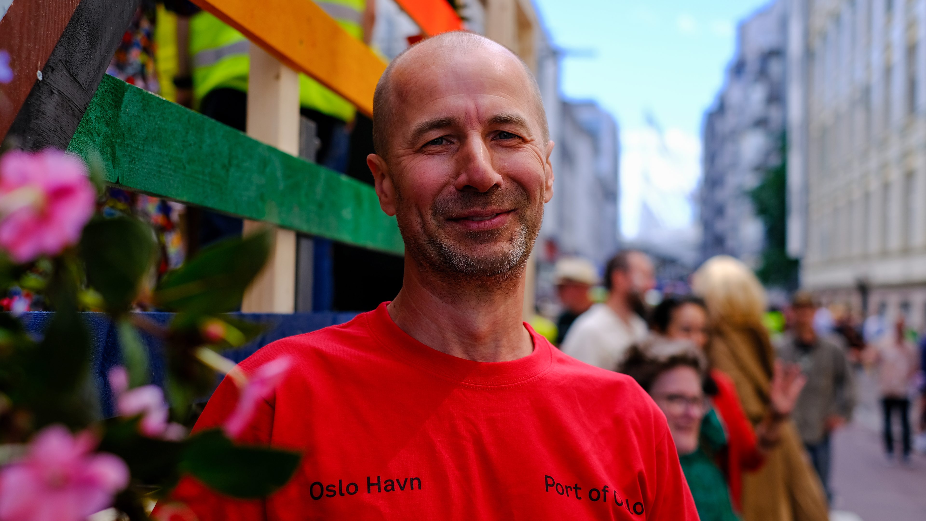 Miroslav Dymun, sjåfør i Oslo Havn som kjører el-lastebil i Pride-paraden.