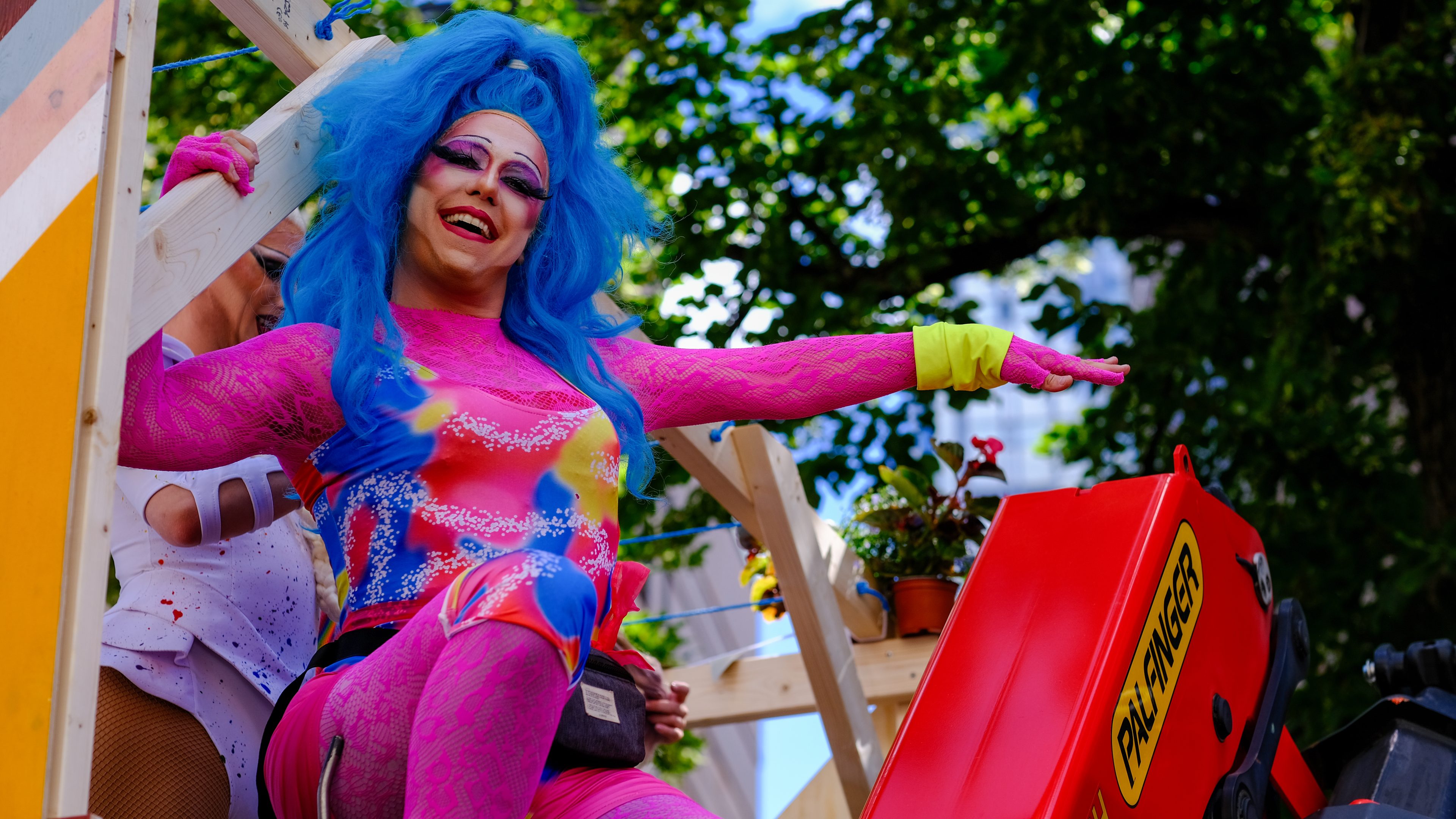 Henrich Biørn i PBE, ansvarlig for kommunens Pride-flåte - her i drag under Pride-paraden.