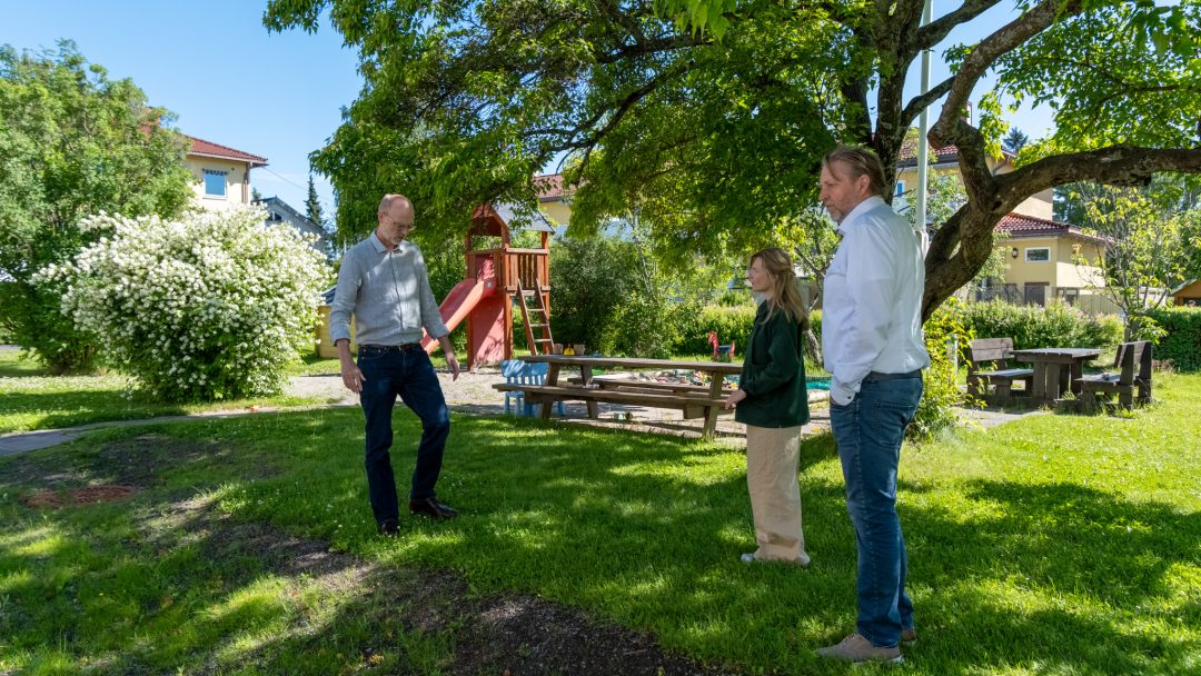 Kringkollen, viser frem regnbed grøft