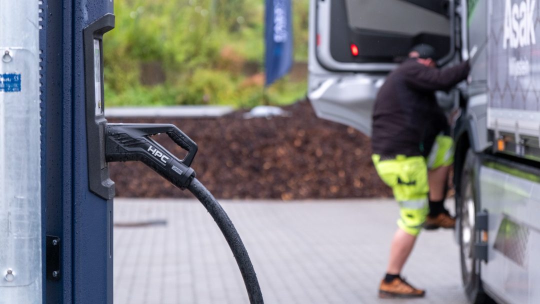 ladeplugg på hurtigladerstasjonen for tungtransport på Alenbru