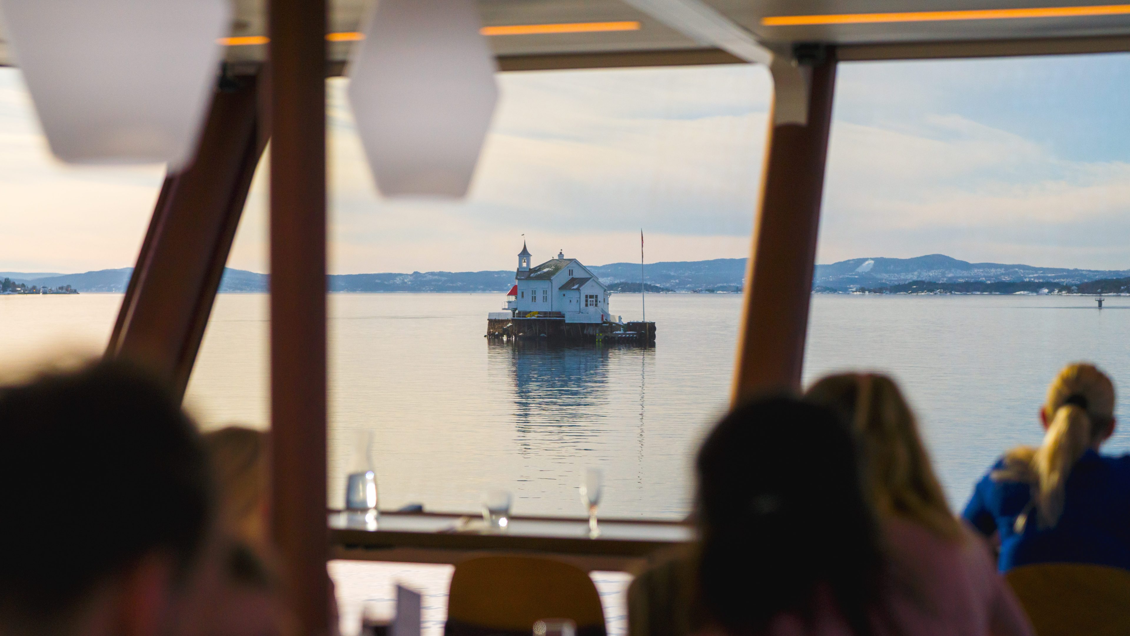 Dyna fyr sett gjennom vinduet på en ferje.