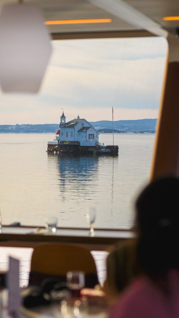Dyna fyr sett gjennom vinduet på en ferje.