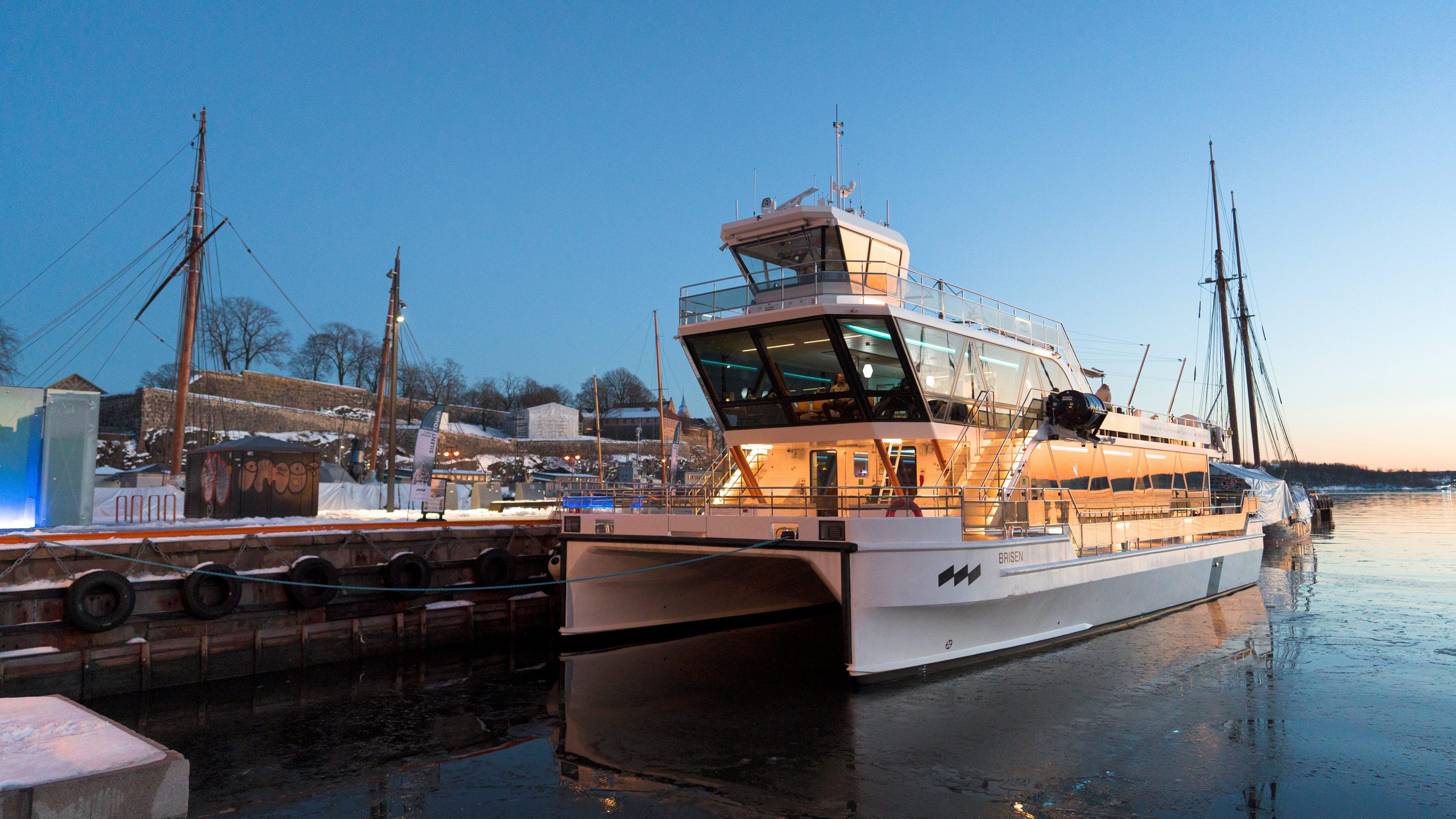 Elektrisk katamaran til kai ved Rådhusbrygga