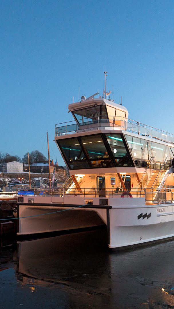 Elektrisk katamaran til kai ved Rådhusbrygga