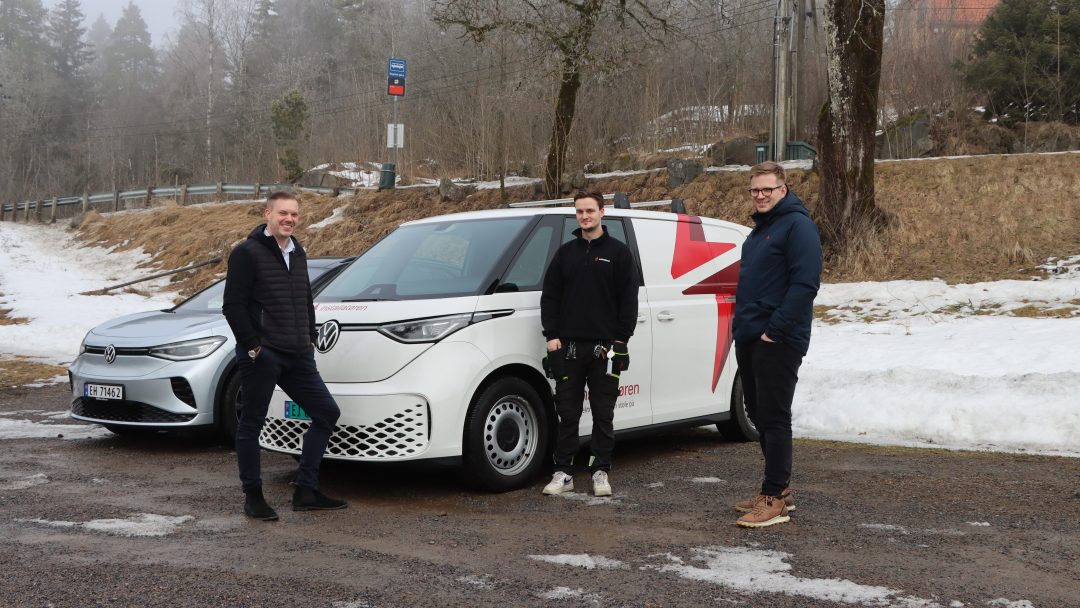 Daniel Strand, Department Manager at Installatøren AS (left), Tobias Bondevik, Electrician, and Marius Normann Skjærstad, Service Manager at Installatøren in front of their Volkswagen ID Buzz.