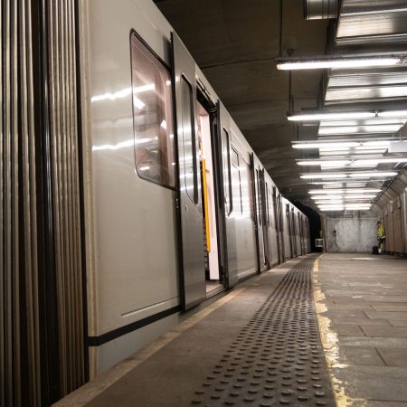 t-bane vogner på en stasjon under bakken