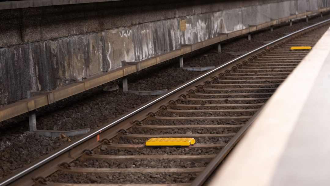 gule klosser i skinnegangen på t-banen