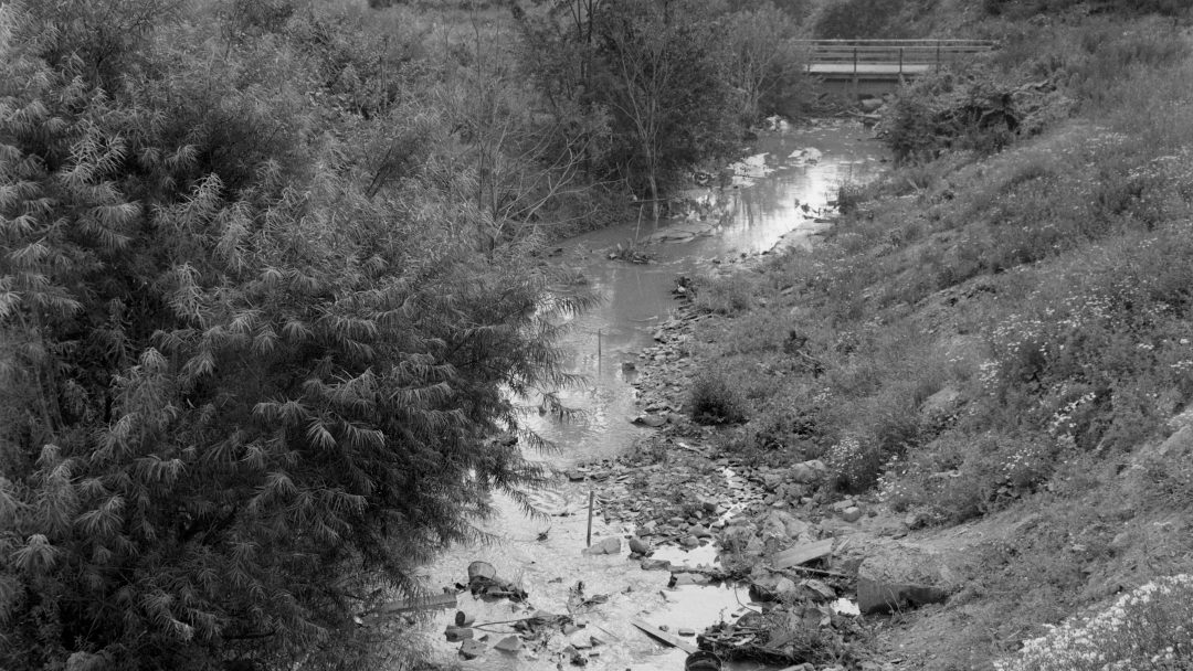 Hovinbekken.Helsefarlig, full av skrot og avfall.September 1958.