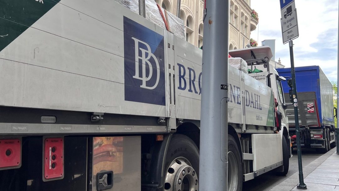 Bilde av en ellastebil parkert på parkeringsplass forbehold elektriske kjøretøy