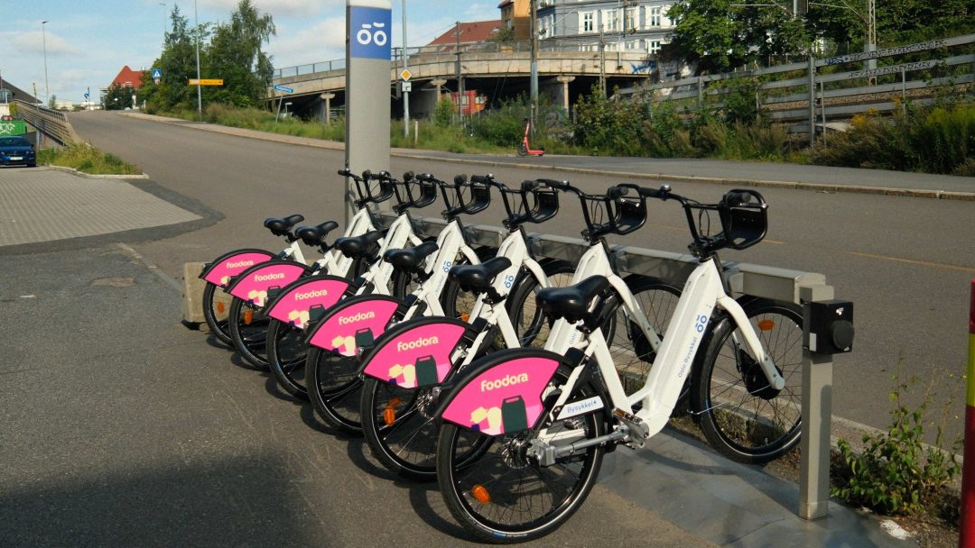 stativ med elsykler fra Oslo bysykkel