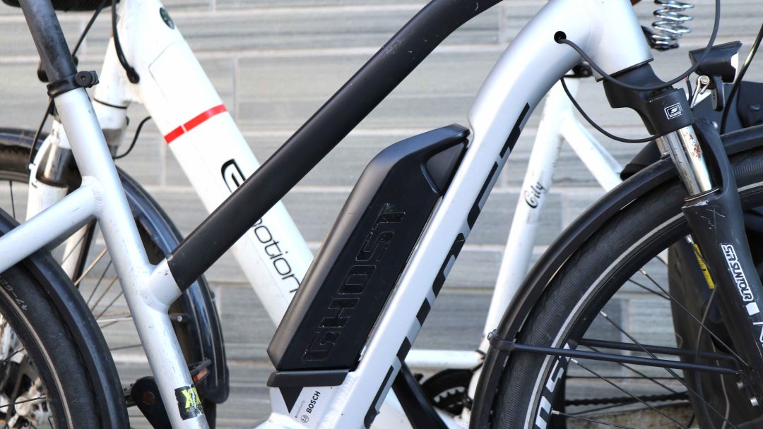 utsnitt av to elsykler som står inntil hverandre