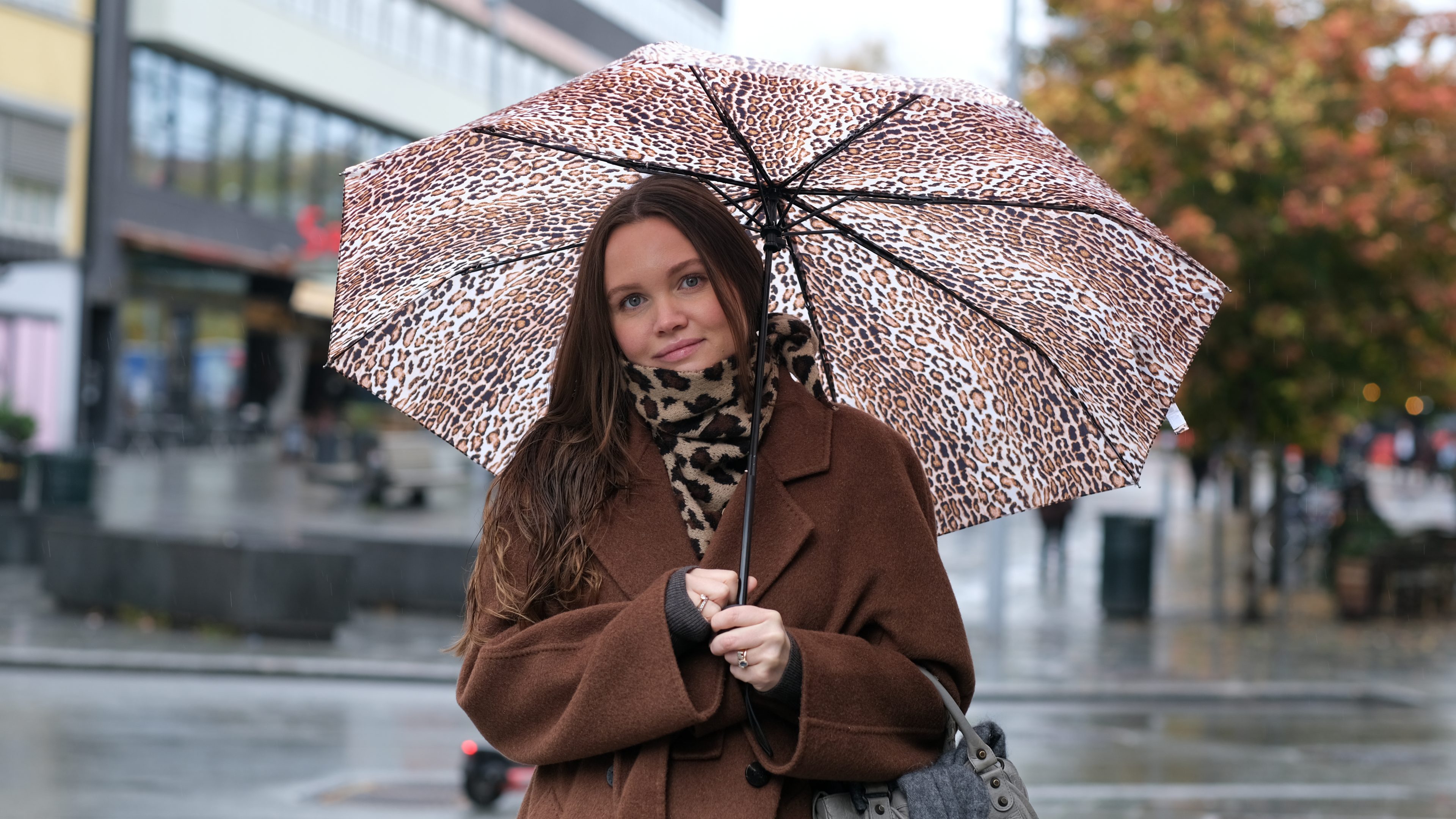 Kvinne med leopardparaply