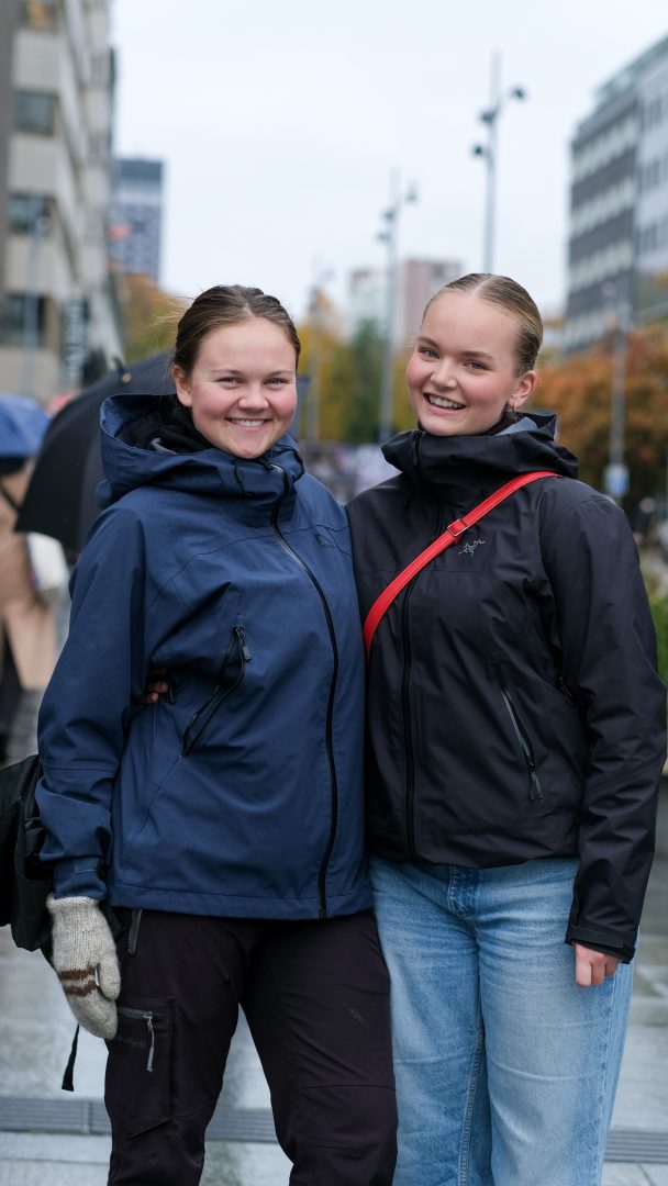 To glade jenter med regnjakke