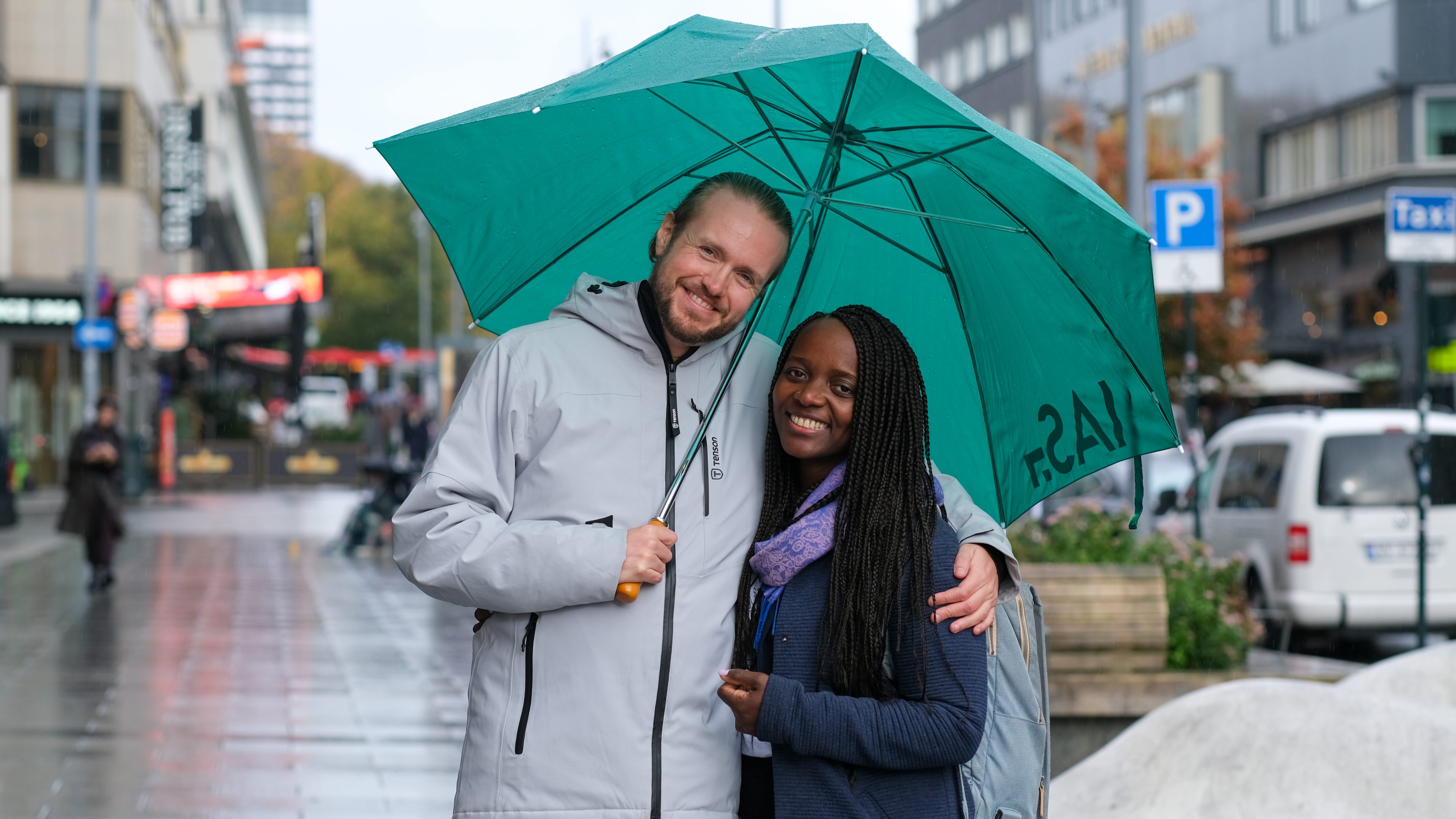 Et par under en grønn paraply