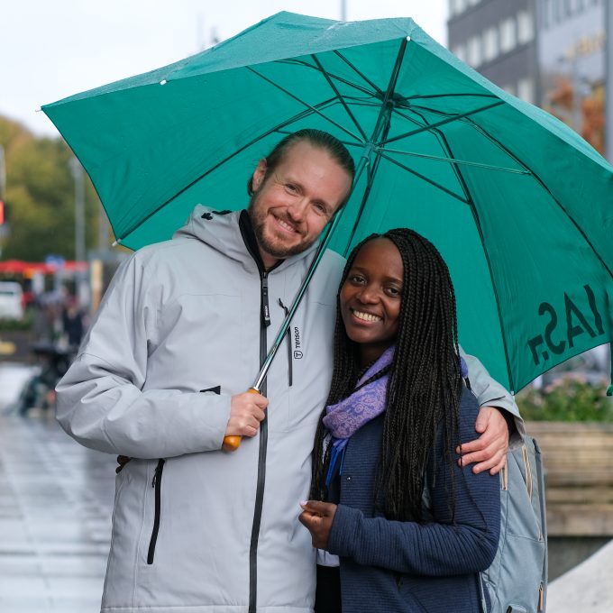 Et par under en grønn paraply