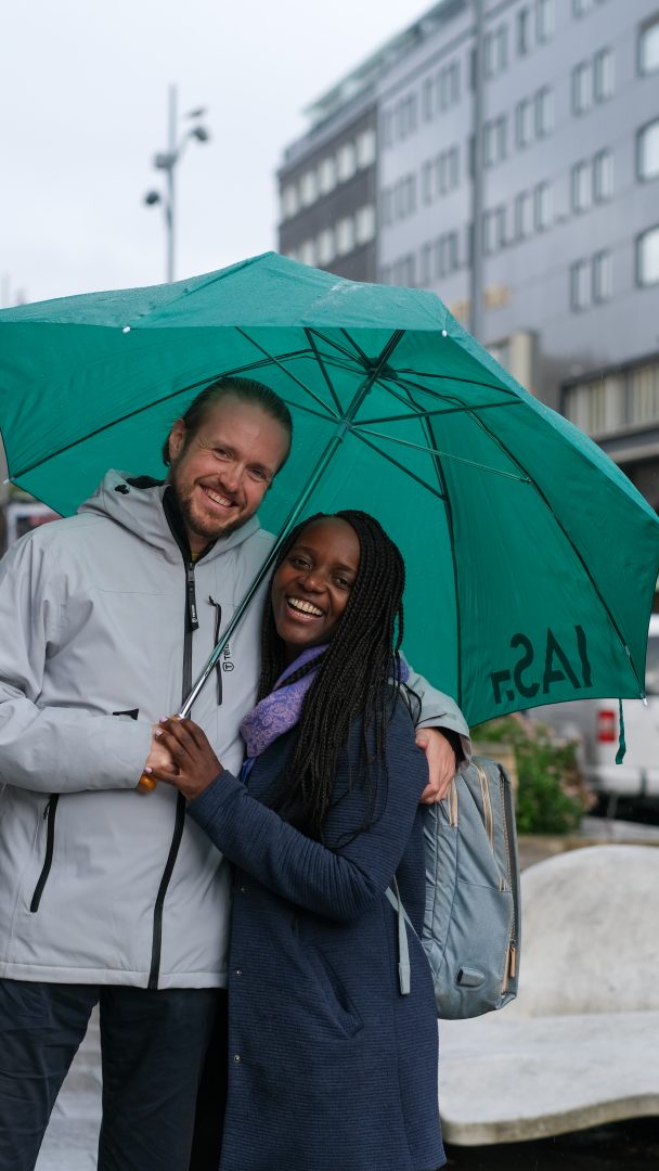 Et par under en grønn paraply