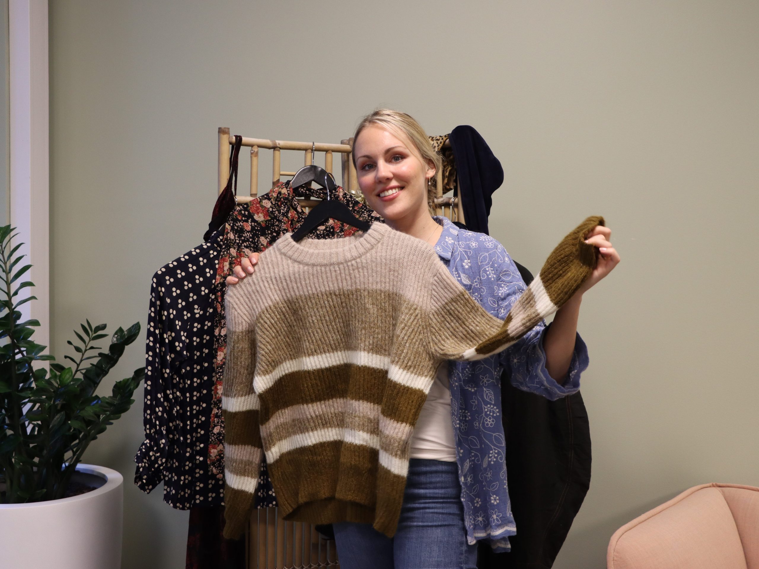 Margret viser fram brukte klær som skal selges