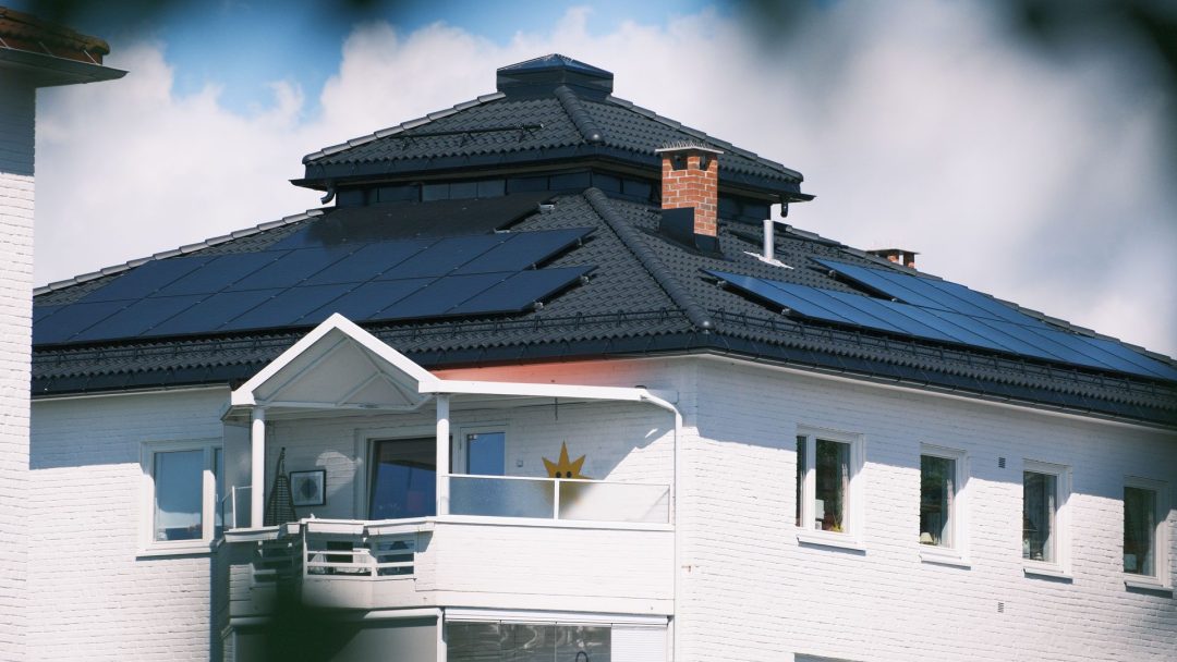 Bilde av solceller på taket til en av lavblokkene i Oppsal borettslag.