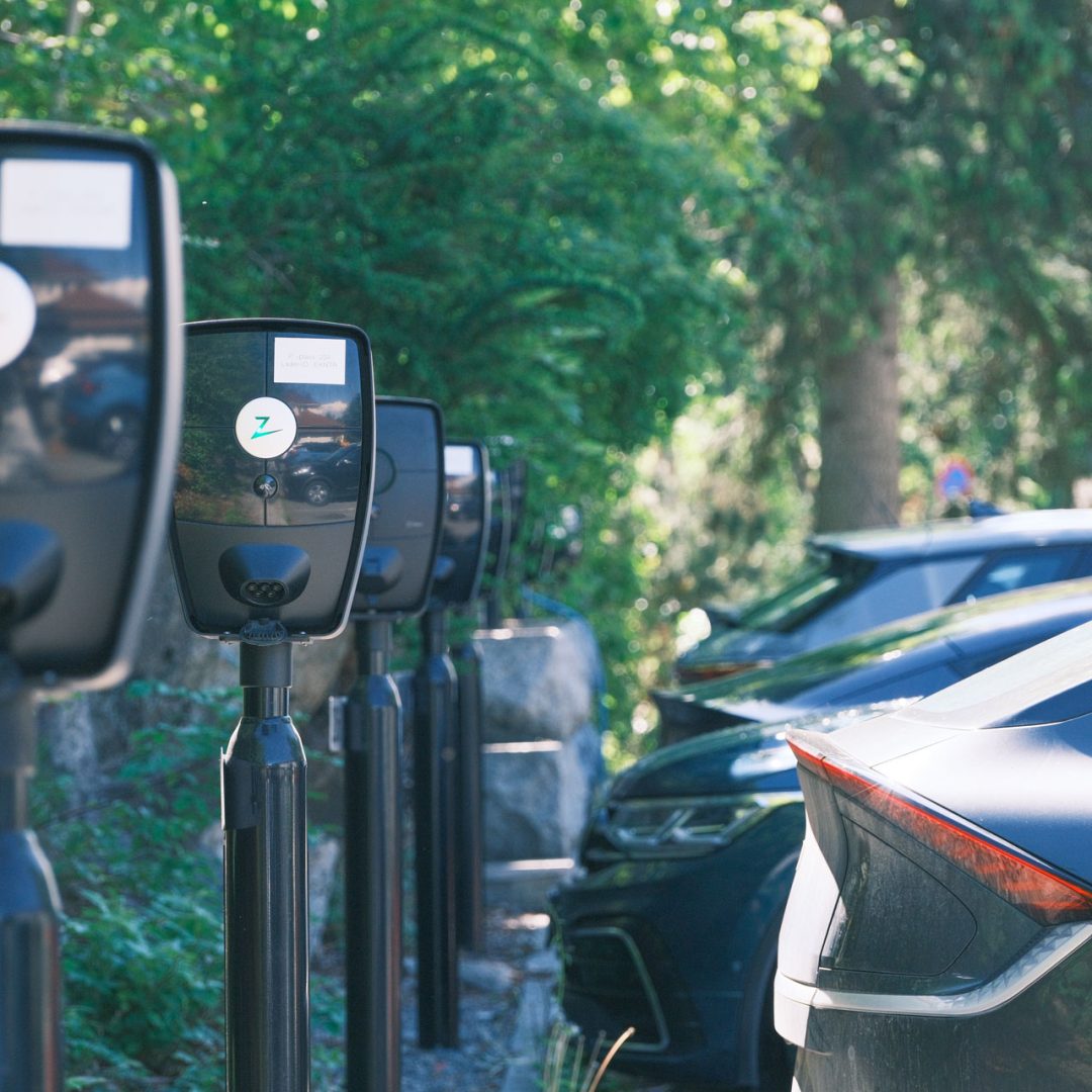 Elbilladere og parkerte biler