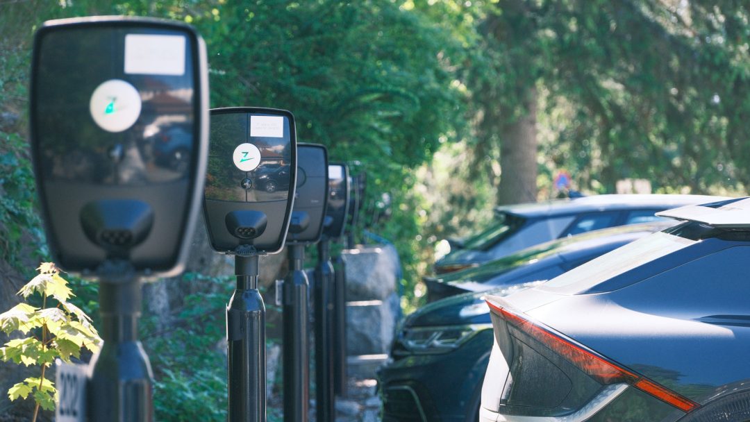 Elbilladere og parkerte biler