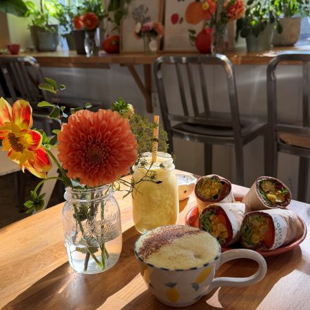 vegetarrestauranter: bord med kaffekopp, flere rolls med mat og en blomstervase